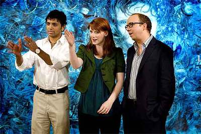 M. Night Shyamalan, a la izquierda, junto a la actriz Bryce Dallas Howard y Paul Giamatti, en la presentación de  La joven del agua  en Barcelona.