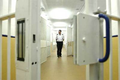 Acceso a los dormitorios del nuevo centro de internamiento de extranjeros de la Zona Franca.