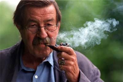 Günter Grass publica en septiembre su autobiografía  Beim Hauten der Zwiebel,  donde admite haber pertenecido a las SS.
