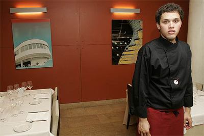 El cocinero Sergio Humada, en el comedor de Bera Bera. Abajo,  meunière  tostada de trucha.