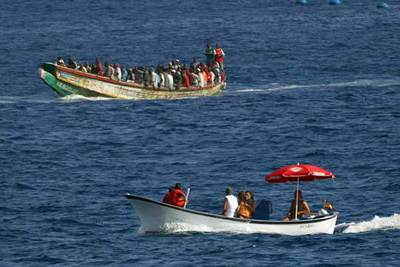 Llega a Tenerife una barcaza con 146 inmigrantes, la más grande del verano