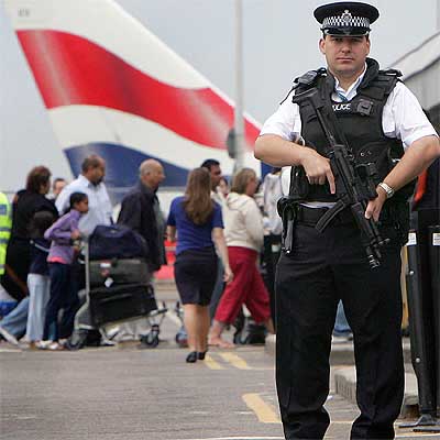 Un policía armado patrulla la terminal 4 del aeropuerto londinense de Heathrow.