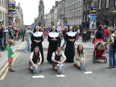 En una calle de Edimburgo, unas monjas anuncian  Breaking the Pope,  un espectáculo del Fringe.