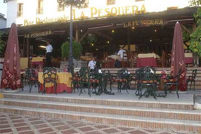Clientes y trabajadores de un restaurante de Marbella.