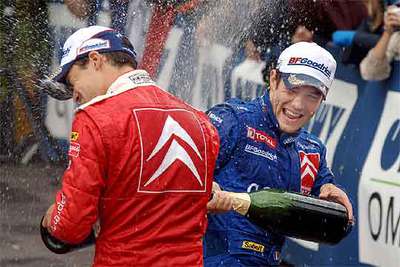 El piloto francés Loeb remoja con  champaña  a Sordo tras el rally de Alemania.