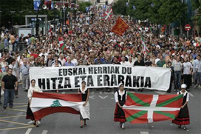 La cabeza de la marcha, con el lema  Euskal Herria tiene la palabra y la decisión,  en  San Sebastián.