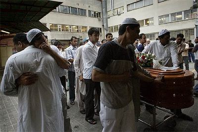Amigos y familiares dan el último adiós a Amjad Alí y Abdul Qadeer, dos de los tres trabajadores paquistaníes fallecidos en el Poblenou de Barcelona.