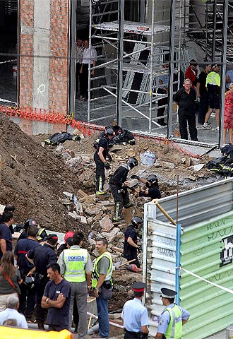 Trabajos de rescate de los obreros tras el accidente, el  27 de julio.