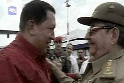 Raúl Castro (derecha) recibe a Hugo Chávez en La Habana.