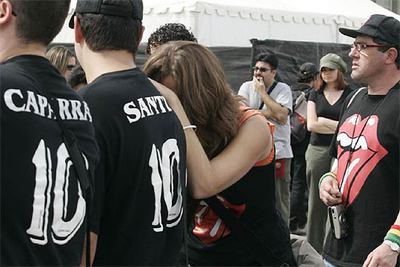 Una seguidora de los Rolling Stones se lamenta de la suspensión del concierto de ayer en el estadio José Zorrilla de Valladolid.