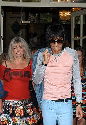 Ron Wood y su compañera salen del hotel Palace de Madrid, donde se hospedan los miembros del grupo.