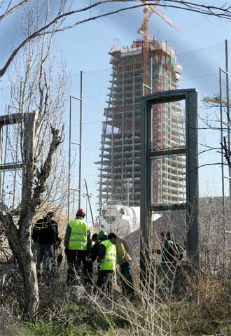 Técnicos de la Confederación del Tajo precintan un pozo ilegal.