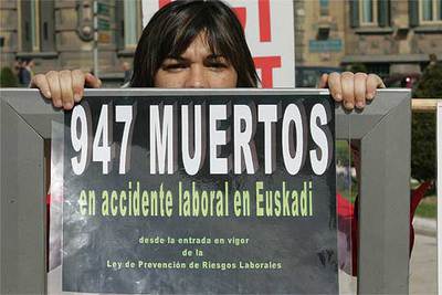 Una participante en una concentración sindical en Bilbao en protesta por la siniestralidad laboral.