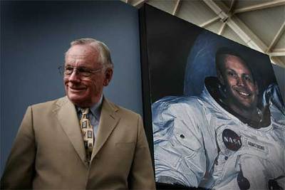 El astronauta Neil Armstrong durante su visita a la Campus Party de Valencia en 2005.