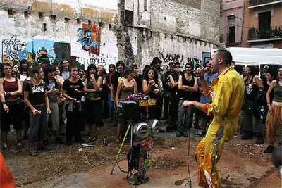 Un centenar de   okupas   participaron ayer en la toma de un solar ubicado en la calle del Torrent de l'Olla de Gràcia.
