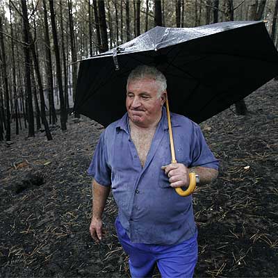 José Inzo, ayer en su finca quemada de Sardiñeiro.