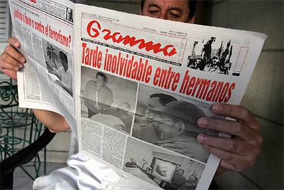Un hombre lee en La Habana el  Granma,  el periódico oficial del Partido Comunista, con fotografías del encuentro entre Fidel Castro y Hugo Chávez.