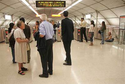 Varios pasajeros esperan ante las canceladoras de la estación de Abando el final del paro de media hora.