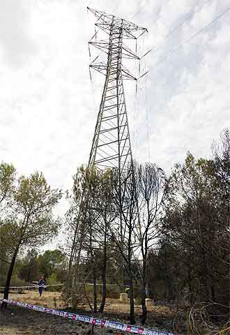Una chispa en esta torre de alta tensión provocó el incendio.