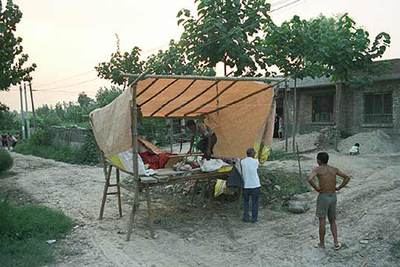 Montaje del escenario para el espectáculo de sombras chinescas en la aldea de Jiangtian, en Shaanxi.