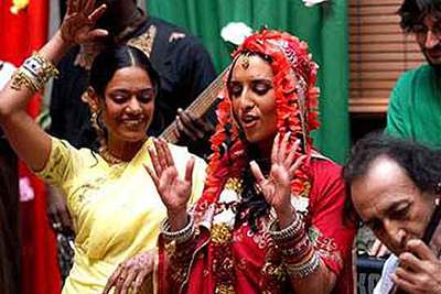 La actriz Nur al Levi (en el centro) en una escena de  El próximo Oriente. 