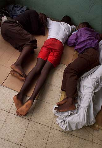 Ex niños soldado afectados por el VIH, en una  calle de Monrovia (Liberia).