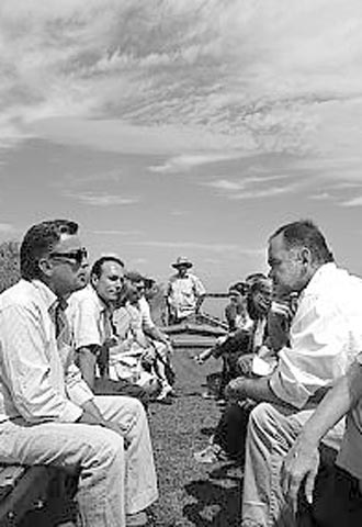 Esteban González Pons (derecha) ayer en su visita a L'Albufera.