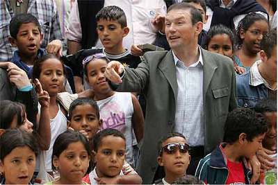 El  lehendakari  Ibarretxe, ayer durante su encuentro con niños saharauis y palestinos.