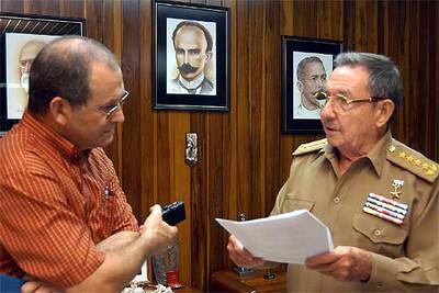 Raúl Castro habla con un periodista del diario  Granma , en La Habana.