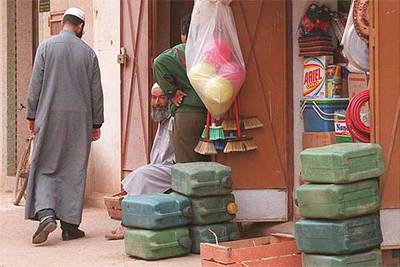 En Oujda se puede conseguir petróleo argelino de estraperlo casi a  la mitad de su precio legal.