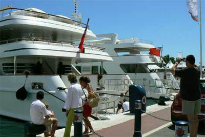 Lujosos yates se amarran cada verano en Puerto Banús