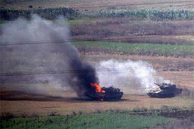 Un tanque israelí es alcanzado por el fuego de Hezbolá cerca de Marjayoun, al sur de Líbano.rnEl presidente de Irán, Mahmud Ahmadineyad, pasa revista durante un desfile militar en Teherán.rnUn suburbio de Beirut, tras un bombardeo israelí.