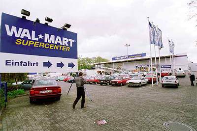 Un cliente se dirige hacia el Wal-Mart de Berlín, en una fotografía de 2000.