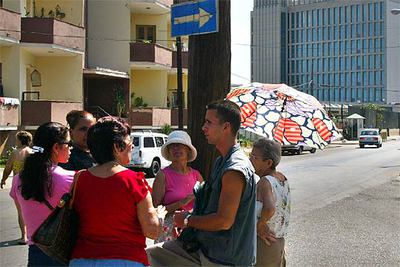 Un grupo de cubanos, en La Habana, junto a la Oficina de Intereses de Estados Unidos.