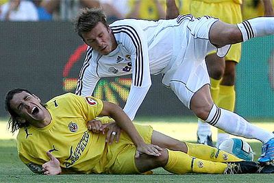 Gonzalo Rodríguez, junto a Beckham, en el momento de la lesión el sábado en el estadio Ramón de Carranza.