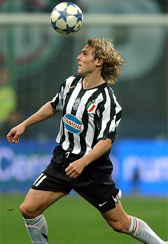 Nedved controla el balón en un partido de  la Juve. 