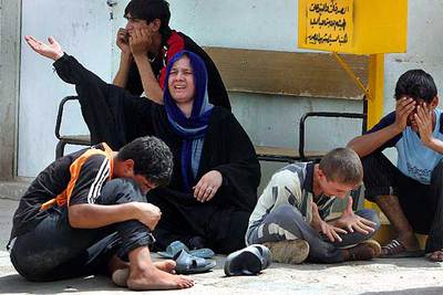 Chiíes iraquíes lamentan la muerte de un familiar en el ataque contra la mezquita Musa al Kadim, en Bagdad.