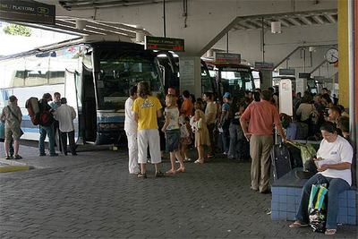 Unos veraneantes van y otros vienen