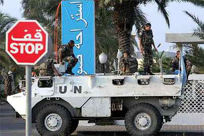  Cascos azules  franceses a bordo de un vehículo blindado en la ciudad libanesa de Tiro.