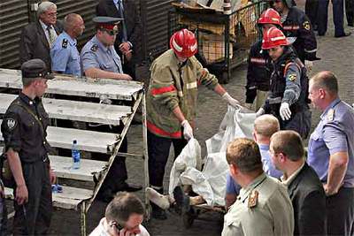 Equipos de rescate recogen el cadáver de un hombre muerto en la explosión en un mercado de Moscú.