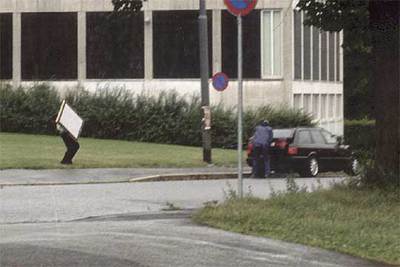 Dos delincuentes, fuera del Museo Munch, en Oslo, con los cuadros robados de  El grito  y  Madonna,  de Edward Munch.