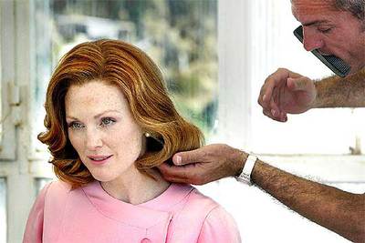 La actriz Julianne Moore, en una pausa del rodaje del filme  Savage Grace  en Sitges.