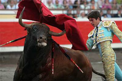 Sebastián Castella, con su segundo toro.