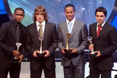 Eto'o, Puyol, Ronaldinho y Deco, de izquierda a derecha, exhiben sus premios.