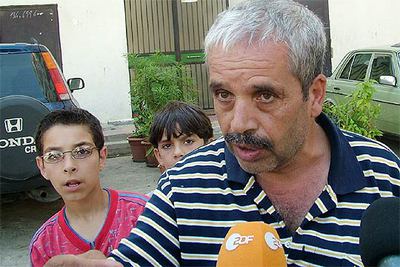 El padre de Jihad Hamad habla con periodistas en Trípoli.