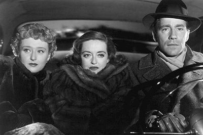 Bette Davis (en el centro), Celeste Holm y Hugh Marlowe, en una escena de  Eva al desnudo. 