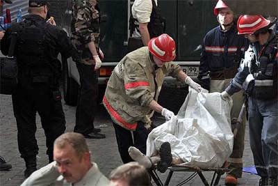 Los equipos de rescate trasladan a una de las víctimas mortales de la explosión del mercado de Moscú.