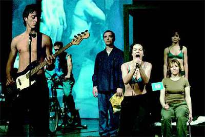 Un momento del montaje de Àlex Rigola de  Santa Juana de los mataderos.  