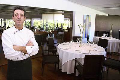 José Solla (hijo), en el comedor del restaurante pontevedrés Casa Solla, del que es  chef. 