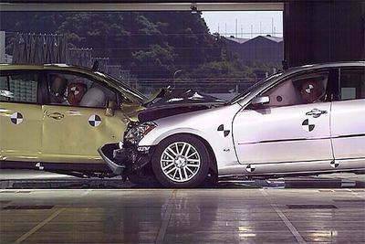 Prueba de impacto frontal entre vehículos en el centro de seguridad.